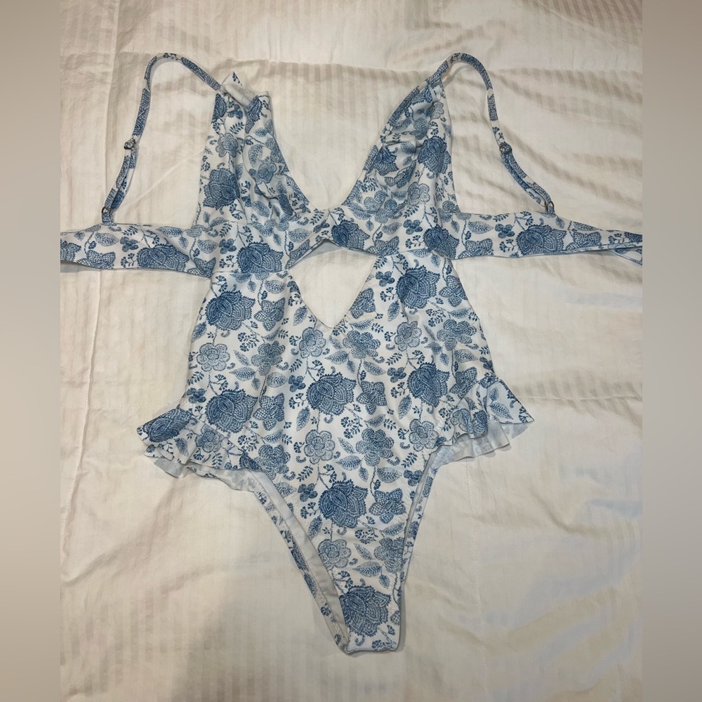 Kai Lani Ruffle White and Blue One Piece size L